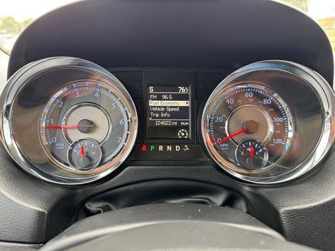 Used 2014 Chrysler Town & Country Touring FWD image 12