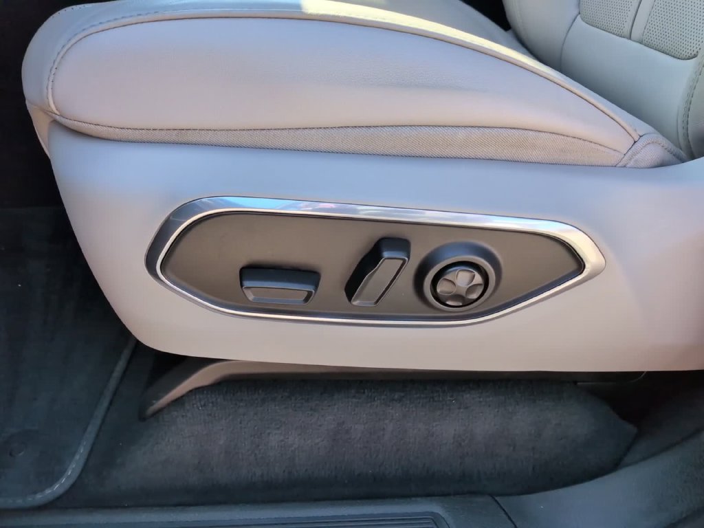 Used 2024 Jeep Wagoneer 4WD w/ Premium Group I image 20