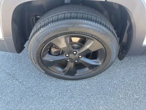 Used 2018 Jeep Cherokee Latitude w/ Altitude Package FWD image 9