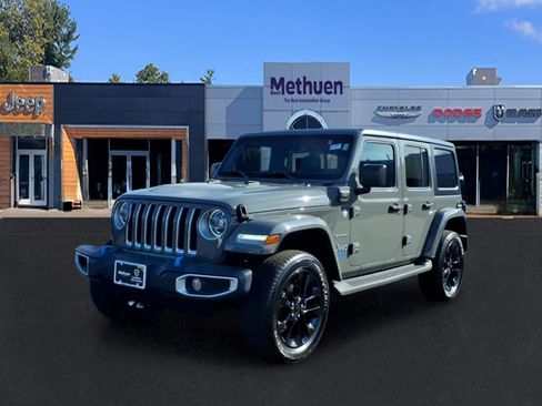 Used 2022 Jeep Wrangler Unlimited Sahara w/ Cold Weather Group AWD/4WD image 9