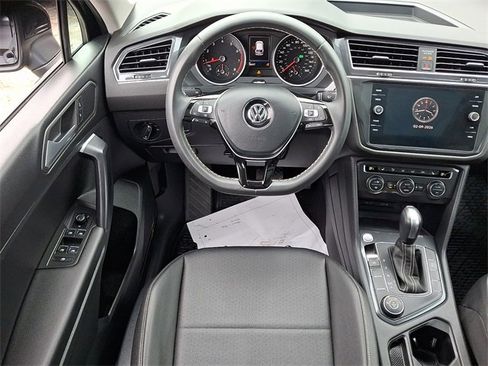Used 2021 Volkswagen Tiguan SE w/ Panoramic Sunroof Package image 11