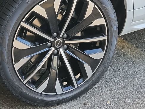 New 2026 Volvo XC90 B6 Plus w/ Protection Package Premier image 6