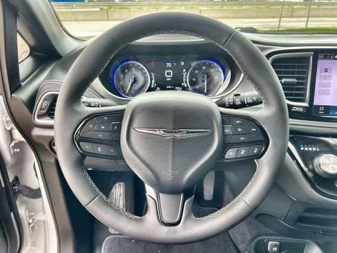Used 2023 Chrysler Pacifica Touring-L w/ S Appearance Package FWD image 17