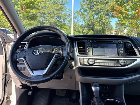 Used 2017 Toyota Highlander XLE AWD/4WD image 22