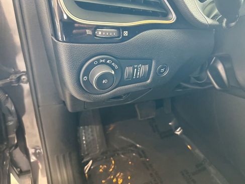 Used 2023 Jeep Cherokee Altitude Lux image 40