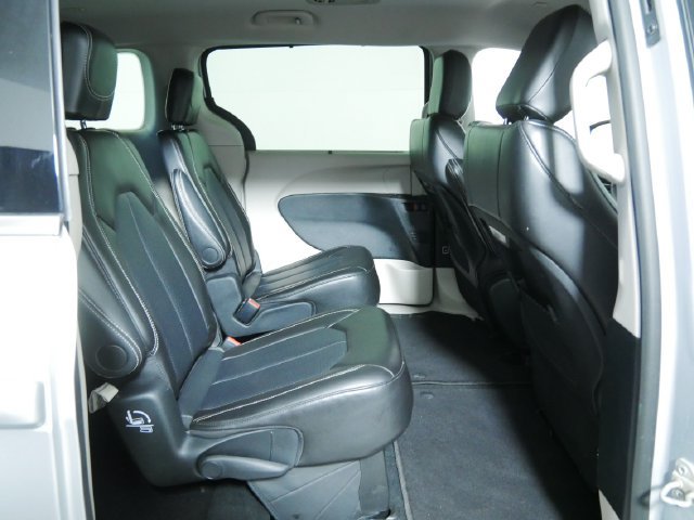 Used 2024 Chrysler Pacifica Touring-L FWD image 14