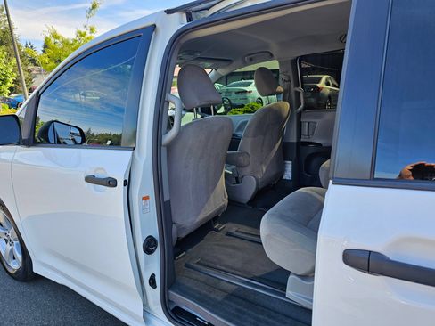 Used 2019 Toyota Sienna L w/ Carpet Mat Package FWD image 27