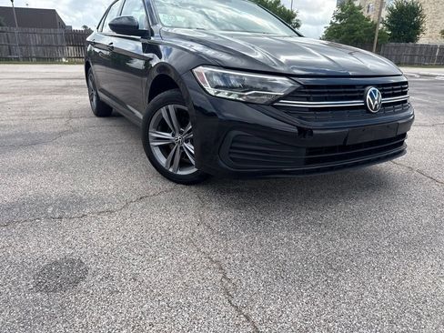 Used 2024 Volkswagen Jetta SE FWD image 2