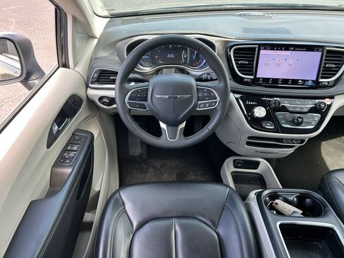 Used 2023 Chrysler Pacifica Touring-L FWD image 29