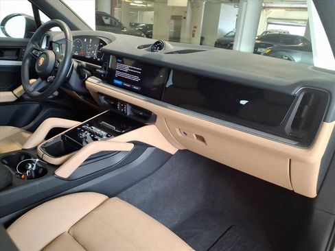 Used 2025 Porsche Cayenne E-Hybrid AWD/4WD image 21