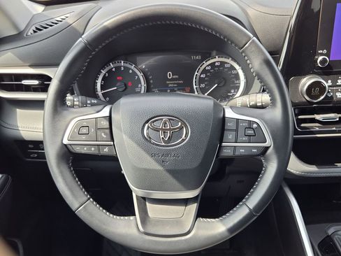 Used 2025 Toyota Highlander LE FWD image 15