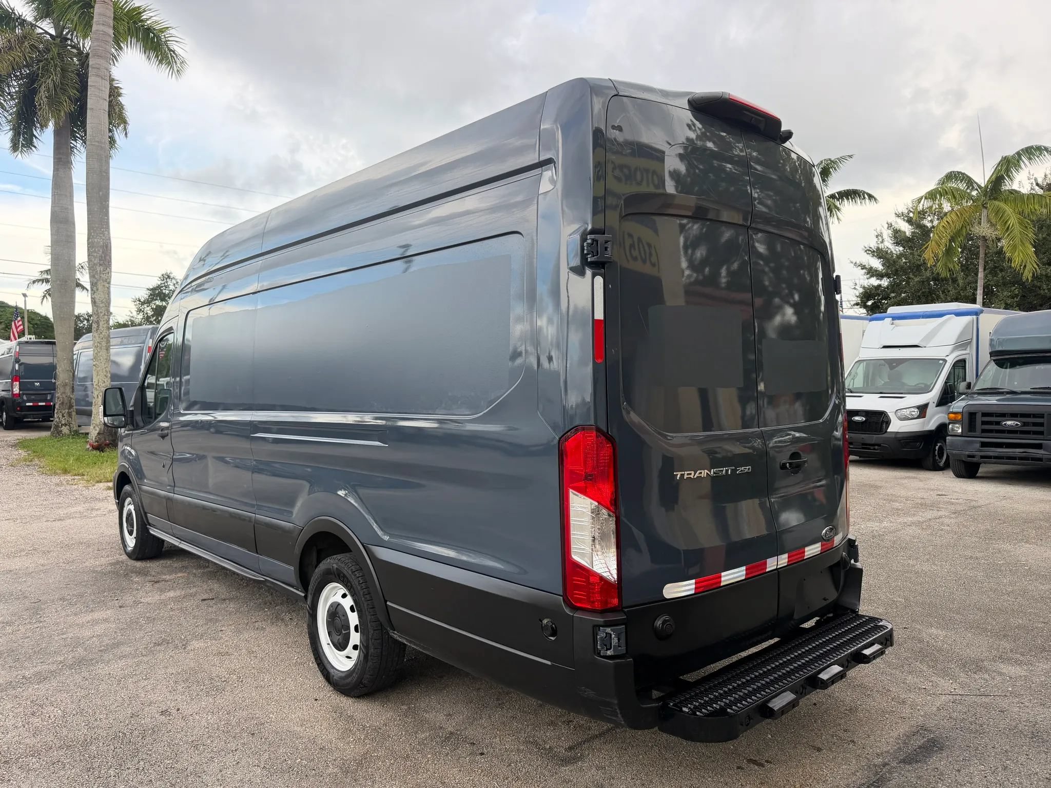 Used 2020 Ford Transit 250 148 High Roof Extended RWD image 3