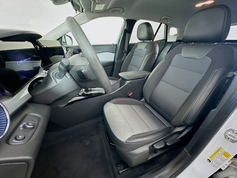 Used 2025 Chevrolet Trax LT FWD image 13