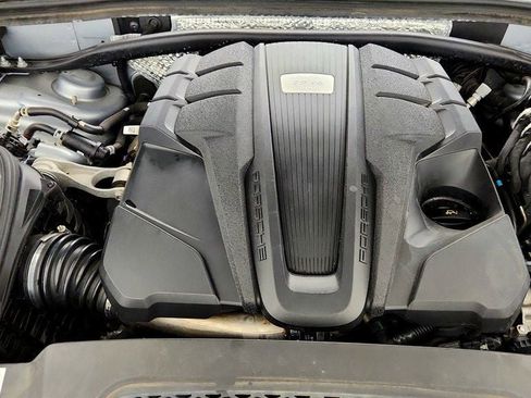Used 2020 Porsche Macan Turbo AWD/4WD image 28