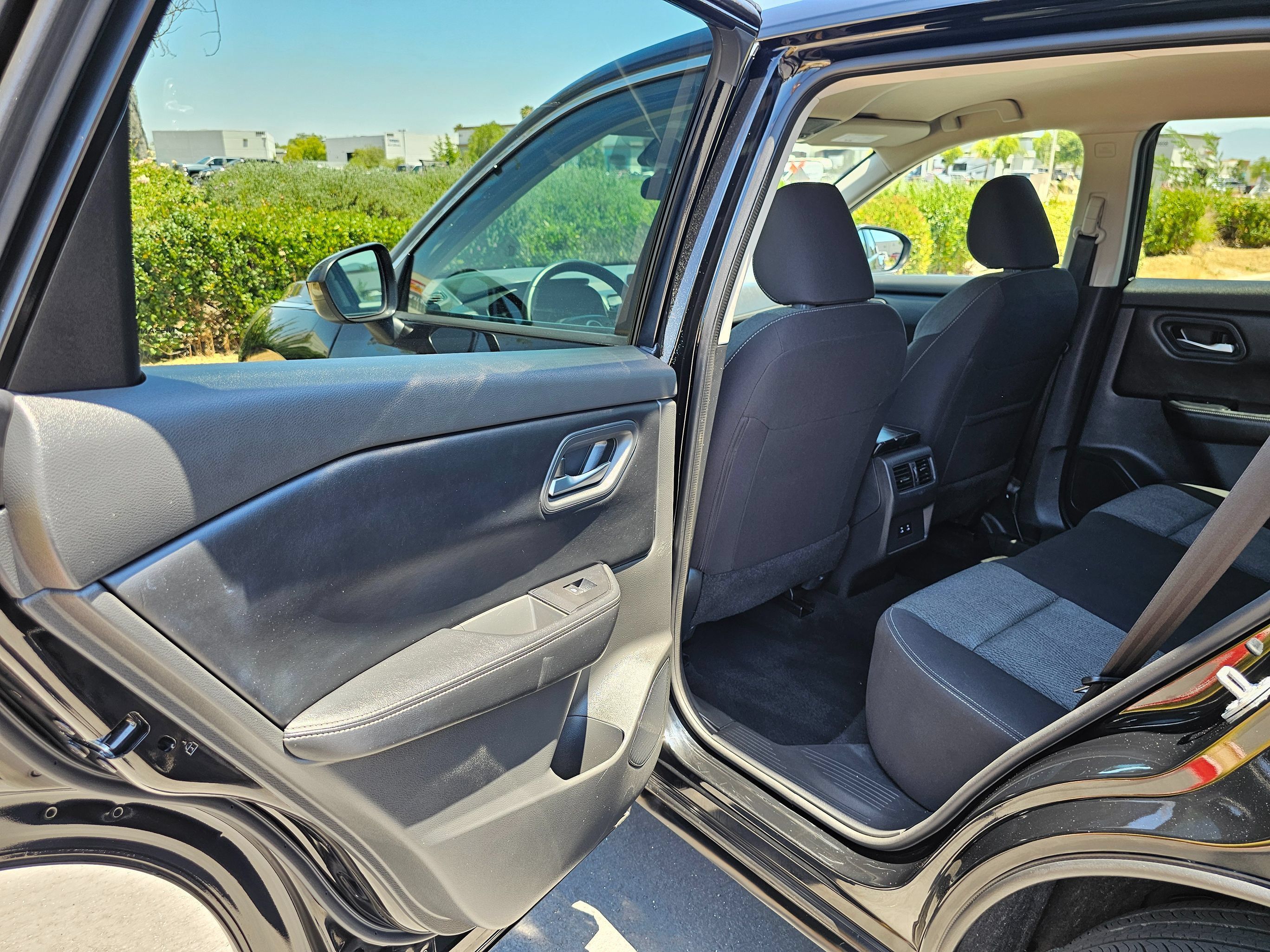 Used 2025 Nissan Rogue SV AWD/4WD image 17