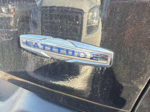 Used 2018 Jeep Cherokee Latitude Plus w/ Cold Weather Group AWD/4WD image 11