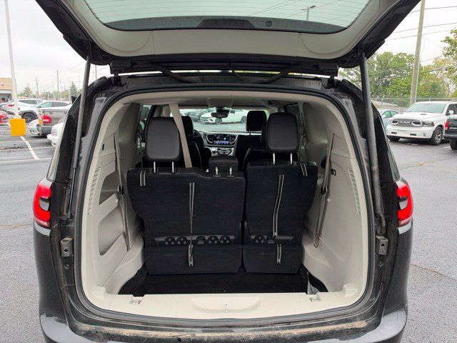 Used 2024 Chrysler Pacifica Touring-L FWD image 20