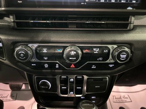 Used 2024 Jeep Gladiator Sport AWD/4WD image 19