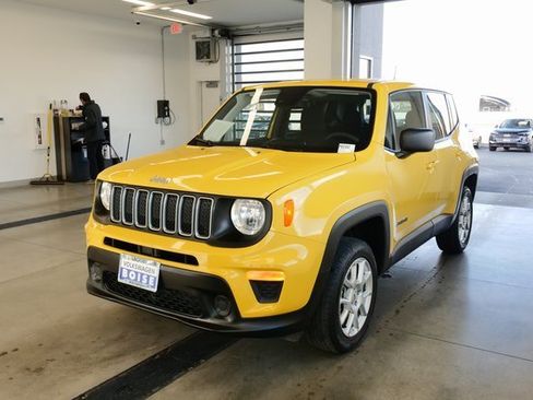 Used 2023 Jeep Renegade Latitude image 3