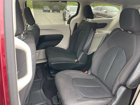 Used 2020 Chrysler Pacifica Touring FWD image 14
