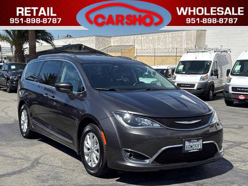 Used 2018 Chrysler Pacifica Touring-L FWD image 1