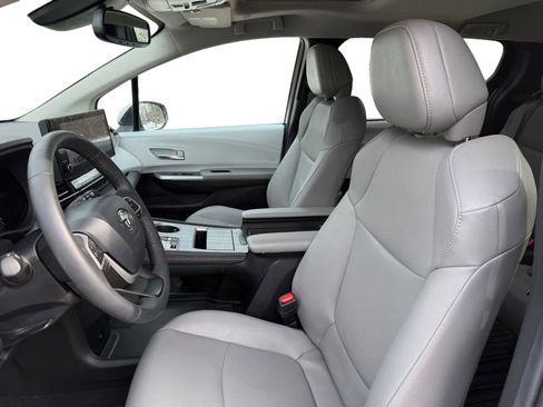 Used 2025 Toyota Sienna XLE image 9