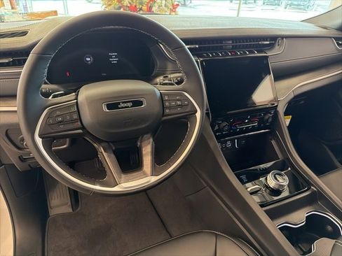 New 2025 Jeep Grand Cherokee Limited image 10