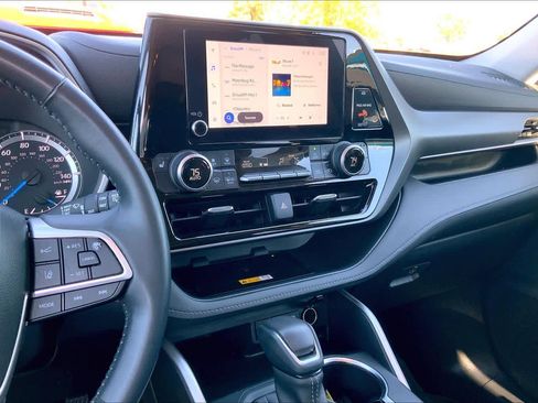 Used 2023 Toyota Highlander XLE image 6