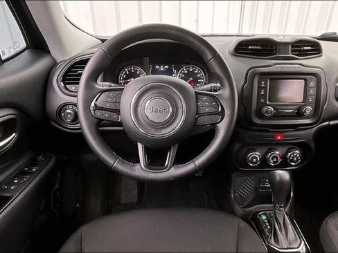 Used 2017 Jeep Renegade Altitude FWD image 5