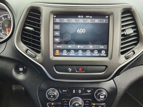 Used 2019 Jeep Cherokee Trailhawk AWD/4WD image 30