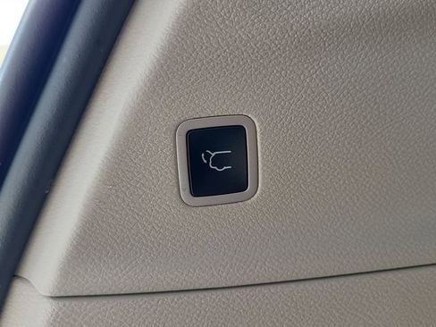 Used 2023 Chrysler Pacifica Touring-L FWD image 6