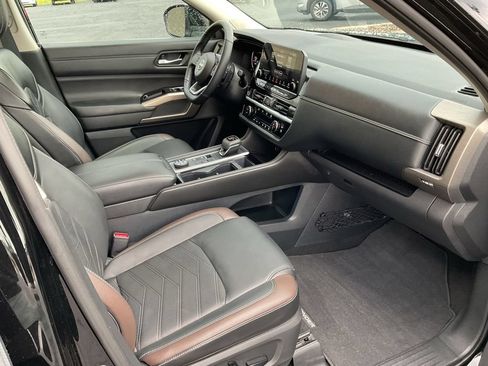 Used 2024 Nissan Pathfinder Platinum w/ Cargo Package AWD/4WD image 19