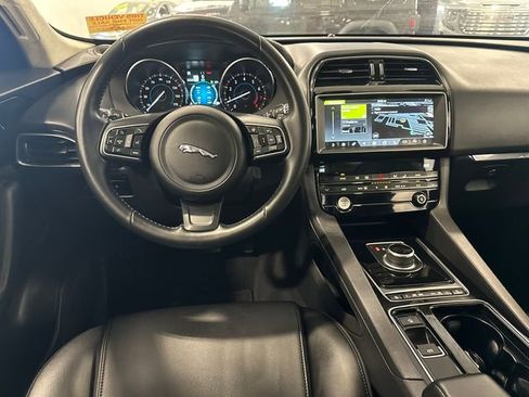 Used 2020 Jaguar F-PACE Premium image 16