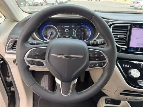 Used 2023 Chrysler Pacifica Touring-L FWD image 14
