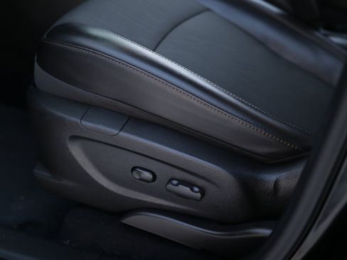 Used 2022 Chevrolet Trax LT w/ Midnight Edition image 19