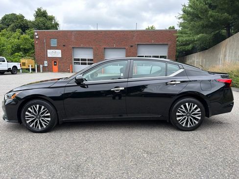 Used 2023 Nissan Altima 2.5 SV w/ SV Premium Package AWD/4WD image 3