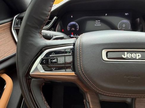 Used 2023 Jeep Grand Cherokee L Summit w/ Luxury Tech Group V AWD/4WD image 14
