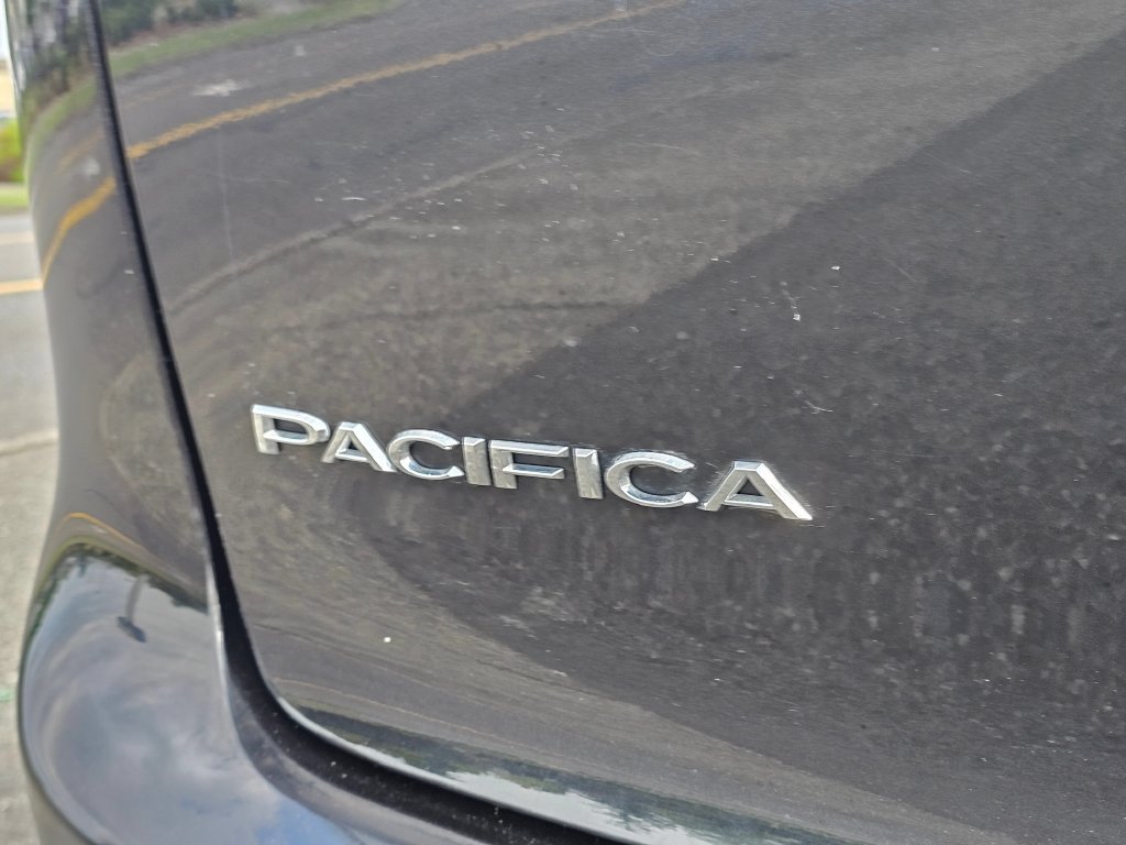 Used 2023 Chrysler Pacifica Touring-L FWD image 9