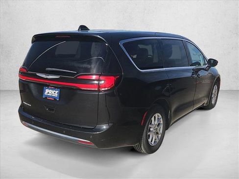 Used 2023 Chrysler Pacifica Touring-L image 5