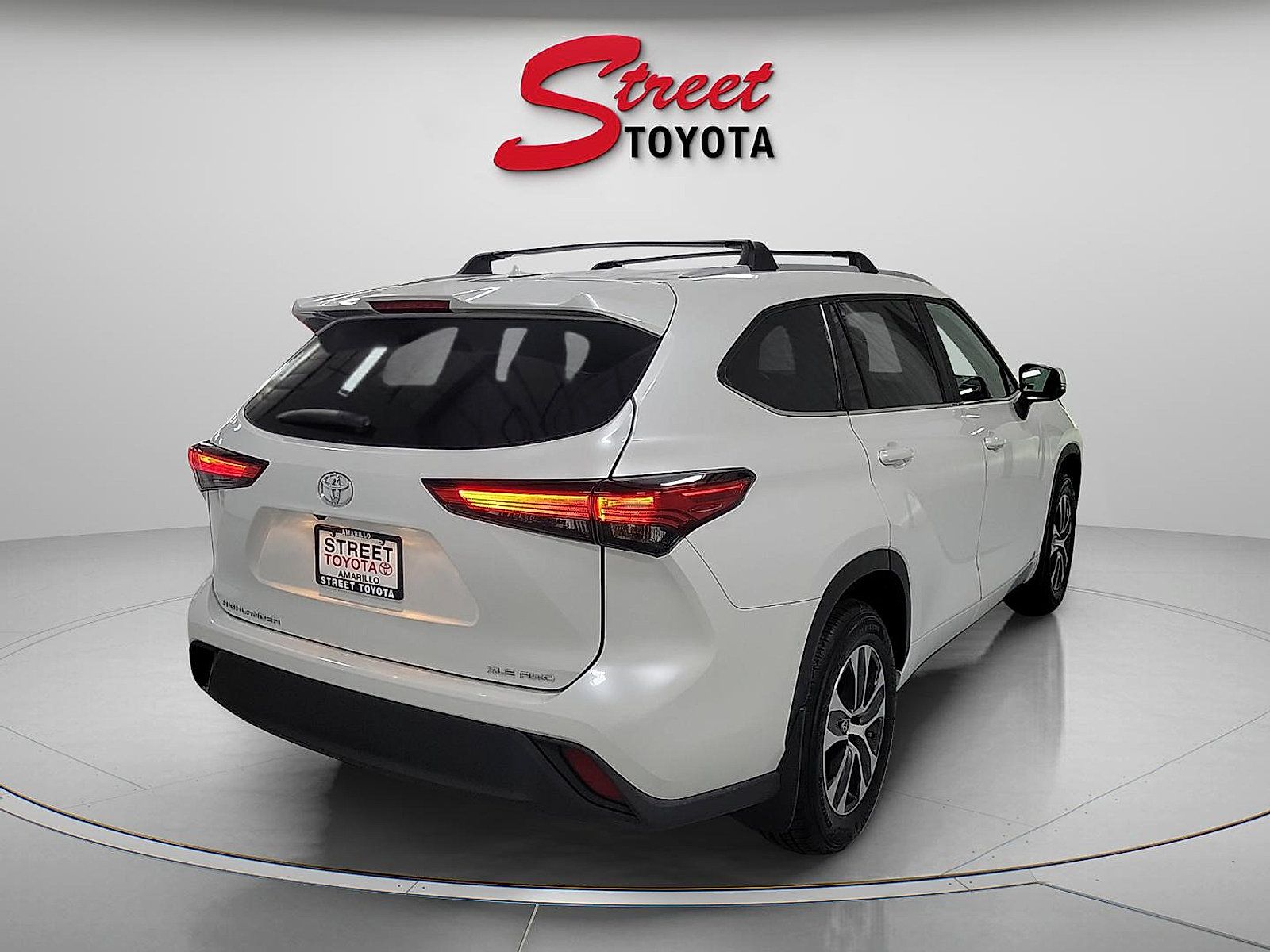 Used 2023 Toyota Highlander XLE AWD/4WD image 4