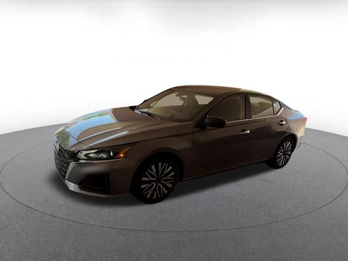 Used 2025 Nissan Altima 2.5 SV FWD image 7
