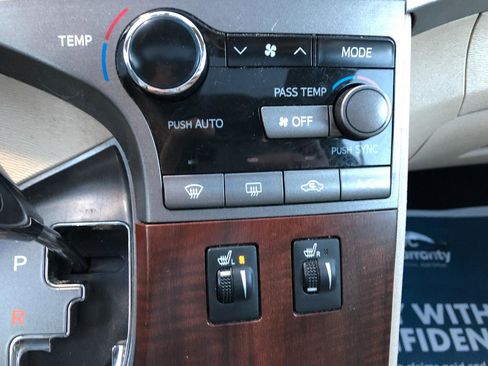 Used 2011 Toyota Venza AWD V6 w/ Premium Pkg #2 image 22