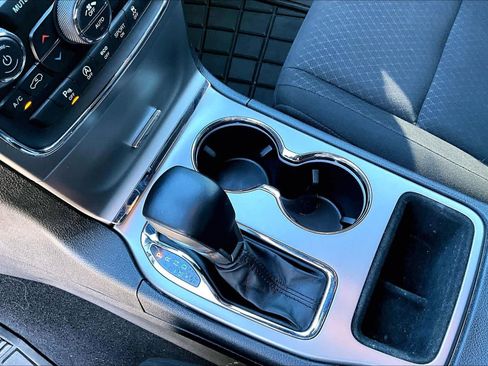 Used 2021 Jeep Grand Cherokee Laredo image 16