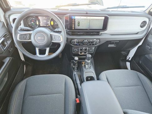 Used 2025 Jeep Wrangler Unlimited Sahara w/ Safety Group image 9