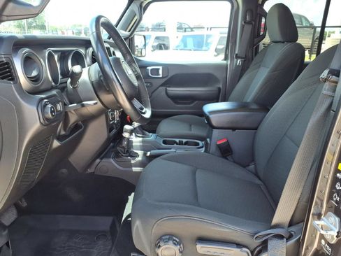 Used 2023 Jeep Gladiator Sport AWD/4WD image 17