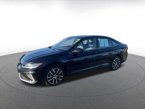 Used 2025 Volkswagen Jetta SE image 8