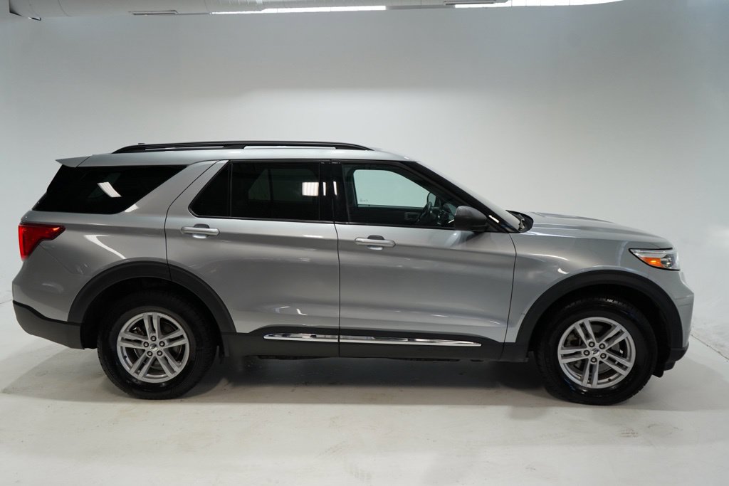 Used 2024 Ford Explorer XLT w/ Equipment Group 202A AWD/4WD image 8
