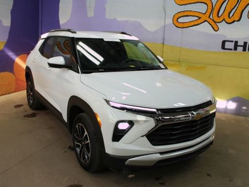 Used 2025 Chevrolet TrailBlazer LT AWD/4WD image 2