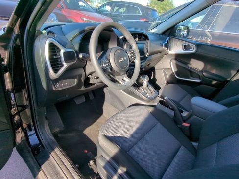 Used 2025 Kia Soul LX w/ LX Technology Package FWD image 7