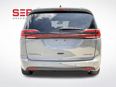 Used 2025 Chrysler Pacifica Limited FWD image 9